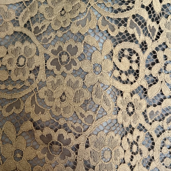 Sleeveless lace overlay top. - Picture 2 of 6